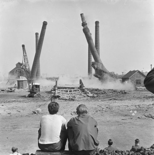 Afbeelding uit: augustus 1965. De schoorstenen werden op 17 augustus 1965 afgebroken.