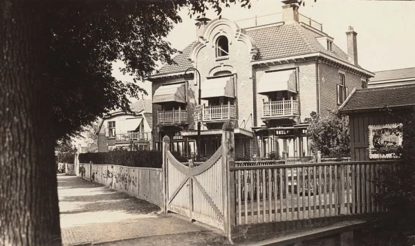 Afbeelding uit: mei 1922. De twee villa's aan de Amsteldijk.