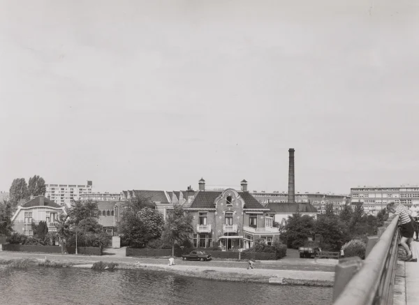Afbeelding uit: augustus 1960. De twee villa's met daarachter de fabrieksgebouwen. Foto gemaakt vanaf de Utrechtsebrug.
Bron afbeelding: Stadsarchief.