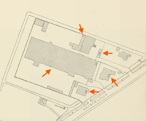 Afbeelding uit: circa 1925. Met de klok mee: de schoorsteen; het poortgebouw; de eerste villa; de tweede villa; de fabriekshal.