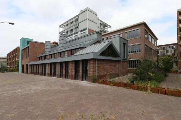 Afbeelding uit: juli 2026. Op de voorgrond de oude lakstokerij, erachter het fabriekspand.