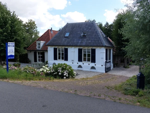 Afbeelding uit: juli 2026. Het rechter huis stond in juli 2026 te koop voor € 1.795.000,- k.k.