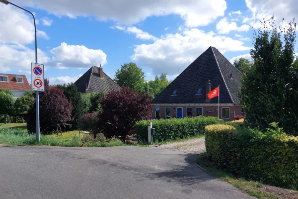 Afbeelding uit: juli 2026. Rechts is nummer 90.