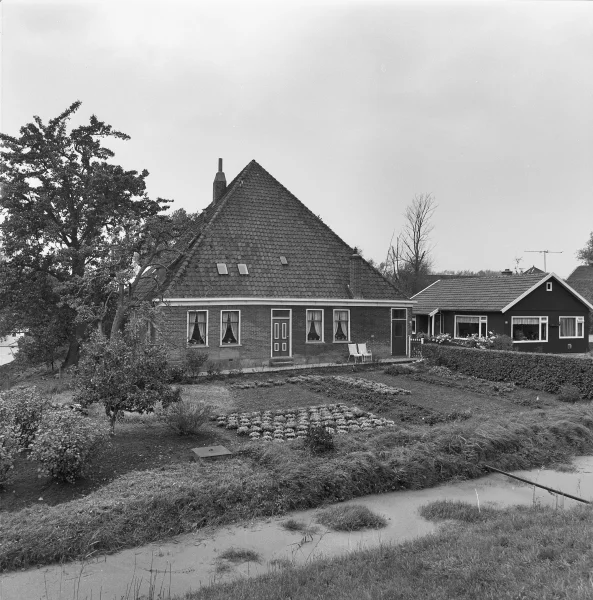 Afbeelding uit: oktober 1976. Nummer 90 in 1976. Bron: Rijksdienst voor het Cultureel Erfgoed, doc.nr 180.774.