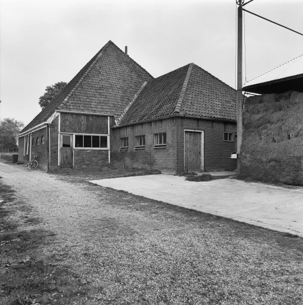 Afbeelding uit: oktober 1976. Op het erf van nummer 90. Bron: Rijksdienst voor het Cultureel Erfgoed, doc.nr 180.776.