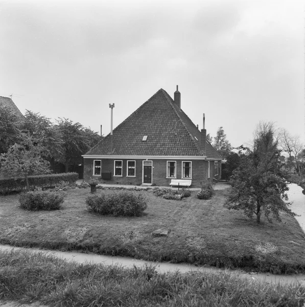 Afbeelding uit: oktober 1976. Nummer 92. Bron: Rijksdienst voor het Cultureel Erfgoed, doc.nr 180.777.