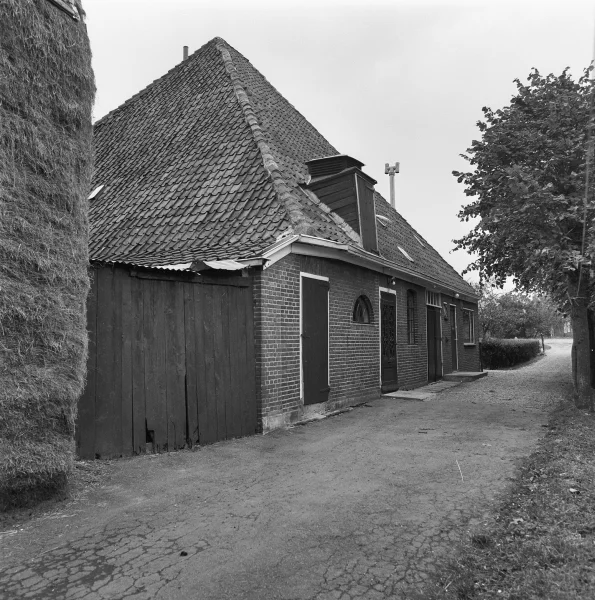 Afbeelding uit: oktober 1976. Zijkant van nummer 92. Bron: Rijksdienst voor het Cultureel Erfgoed, doc.nr 180.778.