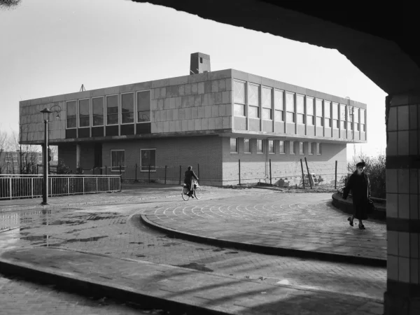 Afbeelding uit: januari 1956. De school nog voor de oplevering.