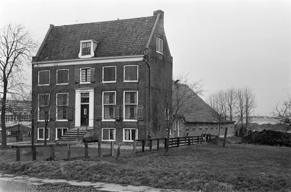 Afbeelding uit: maart 1968. Bijlmerlust, een herenboerderij aan de Abcouderstraatweg. Op de achtergrond verrijst de woningbouw van de Bijlmermeer.