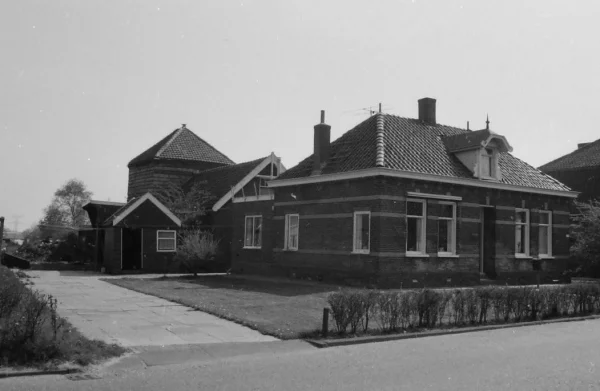 Afbeelding uit: circa 1990. Een hooihuisboerderij aan het Zuideinde in voormalig Oostzaan.
Bron afbeelding: Stadsarchief.