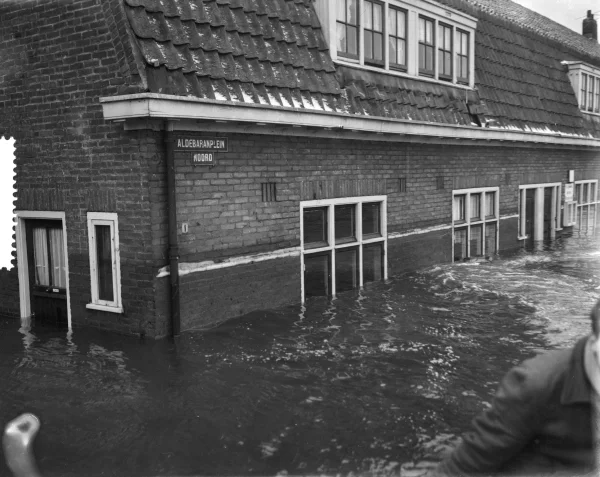 Afbeelding uit: januari 1960. Op de muur van dit huis aan het Aldebaranplein is te zien hoe hoog het water in 1960 kwam.