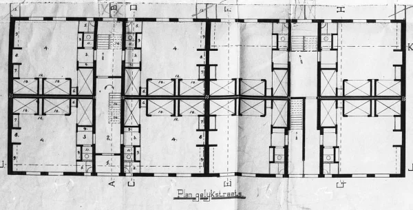 Afbeelding uit: 1902. Plattegrond van de woningen op de begane grond. 1) voorportaal; 2) portaal; 3) ingang; 4) kamer; 5) gootsteenkast; 6) kast; 7) glazenkast; 8) stookplaats; 9) bergplanken; 10) bedstede; 11) privaat; 12) ventilatiekanaal; 13) tuinkast; 14) gangkast.
