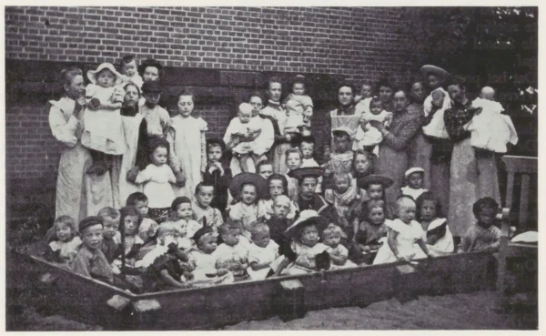 Afbeelding uit: circa 1910. Het Bouwfonds beheerde ook de zandbak in de tuin achter de huizen.