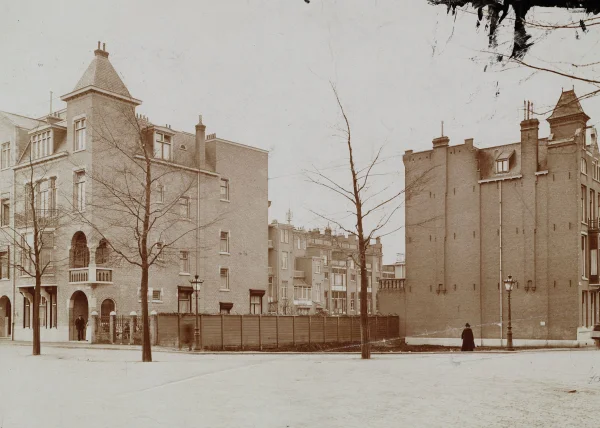 Afbeelding uit: circa 1929. Links nummer 8 vóór de bebouwing van de hoek.