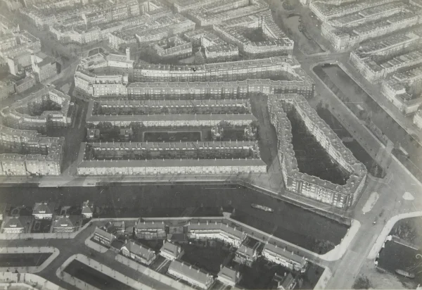 Afbeelding uit: circa 1930. In het midden het Harmoniehof.