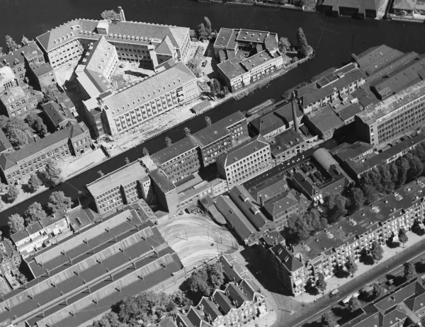 Afbeelding uit: circa 1935. In het midden het gebouwencomplex van de slijperij.