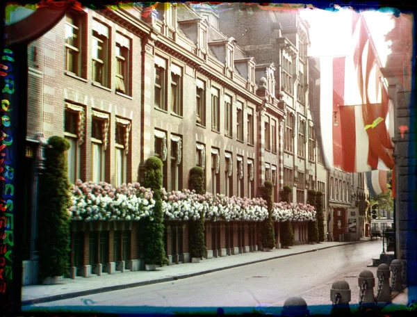 Afbeelding uit: circa 1937. Hier was de gevel versierd met rode, witte en blauwe bloemen. Foto gemaakt tussen mei 1934 en augustus 1939.
Bron afbeelding: Stadsarchief.