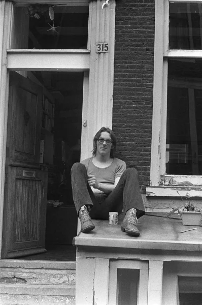 Afbeelding uit: juni 1972. In het archief van Anefo zijn diverse foto's te vinden van het stuk Kerkstraat tussen Vijzelstraat en Reguliersgracht. Hier Freek de Jonge voor zijn huis op Kerkstraat 315.