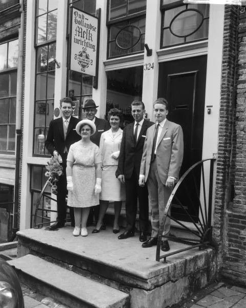 Afbeelding uit: augustus 1965. In het archief van Anefo zijn diverse foto's te vinden van het stuk Kerkstraat tussen Vijzelstraat en Reguliersgracht. Hier het huwelijk van de zoon van melkboer G.T. van Schieveen, Kerkstraat 324.