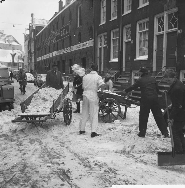 Afbeelding uit: januari 1963. In het archief van Anefo zijn diverse foto's te vinden van het stuk Kerkstraat tussen Vijzelstraat en Reguliersgracht. Hier sneeuwruimen ter hoogte van nummer 316.