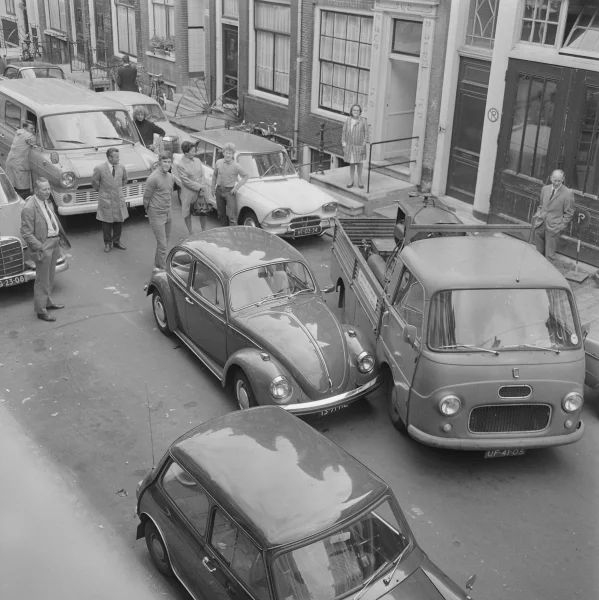 Afbeelding uit: september 1969. In het archief van Anefo zijn diverse foto's te vinden van het stuk Kerkstraat tussen Vijzelstraat en Reguliersgracht. Hier een botsing ter hoogte van nummer 276.