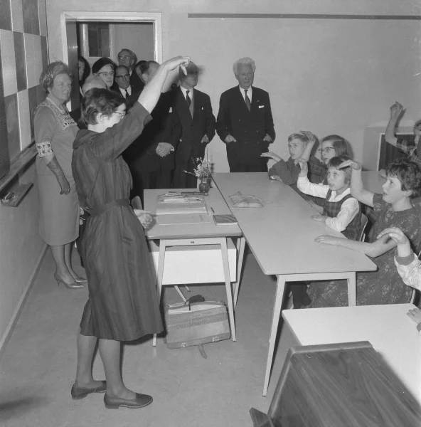 Afbeelding uit: februari 1962. Koningin Juliana (links) bezoekt de Volksmuziekschool.