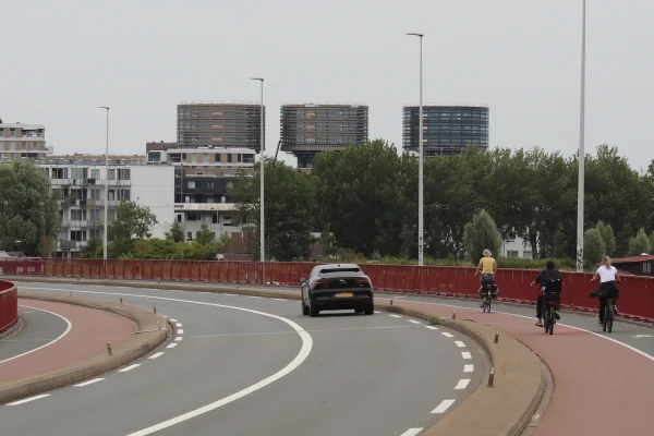Afbeelding uit: juli 2026. De opbouwen zijn al te zien op de Amsterdamsebrug.