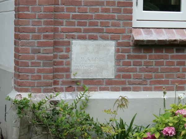 Afbeelding uit: juli 2026. De eerste steen.