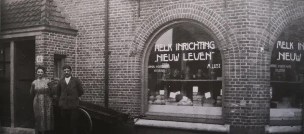 Afbeelding uit: circa 1919. Van Vuure en Lust voor hun winkel.
