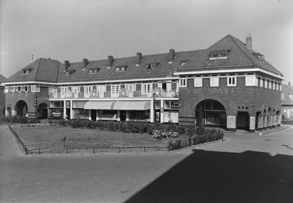 Afbeelding uit: juli 1949. Westelijke blok, rechts de Argosstraat. Zonder de houten balustrade.
Bron afbeelding: Stadsarchief.