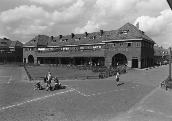 Afbeelding uit: augustus 1948. Westelijke blok, rechts de Argosstraat. Nog met de oorspronkelijke houten balustrade.
Bron afbeelding: Stadsarchief.