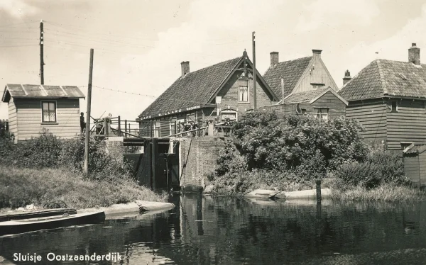 Afbeelding uit: circa 1910. Prentbriefkaart uit circa 1910. De sluis en in het midden Oostzanerdijk 38.