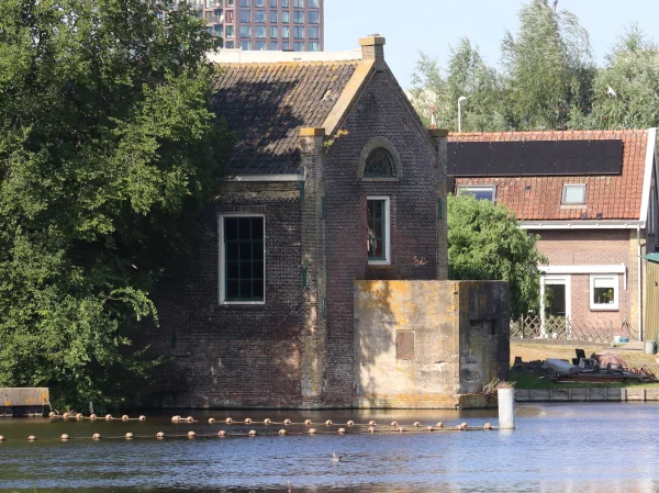 Afbeelding uit: augustus 2026. Achterzijde, met de betonnen bunker.