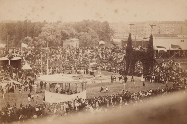 Afbeelding uit: 1889. Feestelijkheden ter gelegenheid van het slaan van de eerste paal.
Bron afbeelding: Stadsarchief.