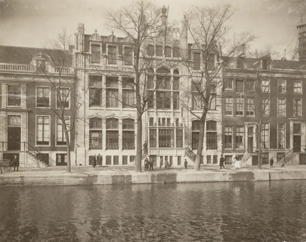 Afbeelding uit: circa 1900. In het midden het oude hoofdkantoor van de bank, Herengracht 597-599, met een voorgevel uit 1897 naar ontwerp van Ed. Cuypers. Afgebroken circa 1966.
Bron afbeelding: Stadsarchief.