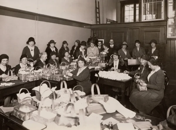 Afbeelding uit: mei 1931. Vrijwilligers treffen voorbereidingen voor de jaarlijkse Hemelvaartsdagcollecte van Liefdadigheid naar Vermogen.
Bron afbeelding: Stadsarchief.