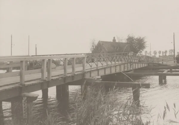 Afbeelding uit: circa 1934. De oude draaibrug, gezien vanuit de Haarlemmermeer. Het huis aan de overkant is de eerdere brugwachterswoning. Het werd circa 1934 afgebroken.
Bron afbeelding: Stadsarchief.