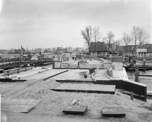 Afbeelding uit: januari 1962. De bouw van de nieuwe brug. Links de oude draaibrug.