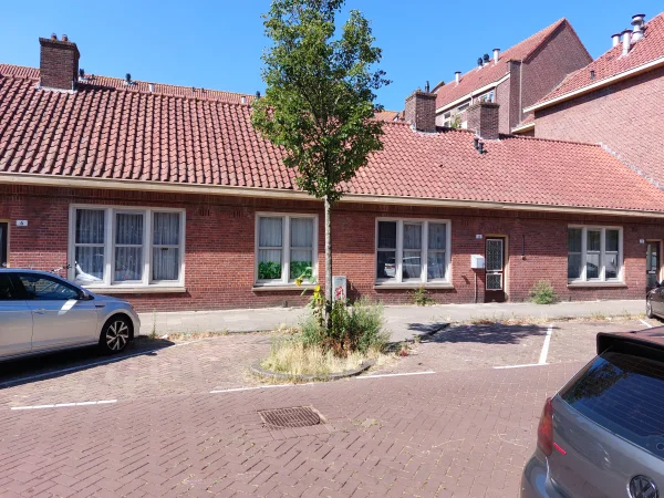 Afbeelding uit: augustus 2026. De laagbouw aan de Spitskopstraat anno 2026.