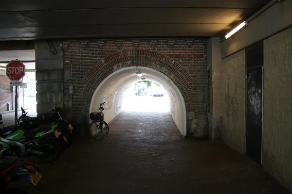 Afbeelding uit: augustus 2026. Voetgangerstunnel tussen Nieuwe Teertuinen en Haarlemmer Houttuinen.