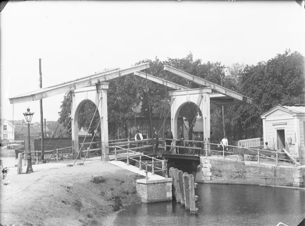 Afbeelding uit: 1890. De brug in 1890, een dubbele ophaalbrug.
Bron afbeelding: Stadsarchief.