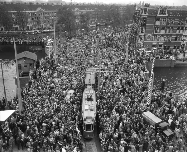Afbeelding uit: oktober 1954. Volksoploop tijdens de officiële opening. Links is nog de oude Rotterdammerbrug te zien.