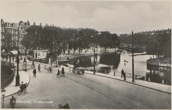 Afbeelding uit: 1932. De dubbele basculebrug. De hekken gaan net dicht.
Bron afbeelding: Stadsarchief.