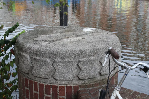 Afbeelding uit: augustus 2026. Afsluiting van het zuidwestelijke landhoofd. De pijl wijst naar het noorden.