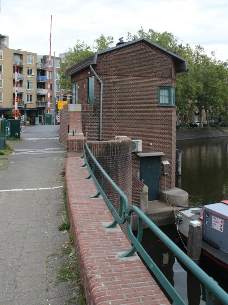Afbeelding uit: augustus 2026. Zuidkant van het brugwachtershuisje.