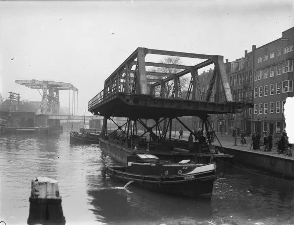 Afbeelding uit: januari 1950. De brug uit het havengebied ligt aan de Houtmankade te wachten om te worden ingevaren.
