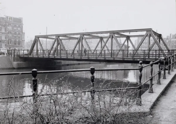 Afbeelding uit: april 1974. De tweede brug kort voor de sloop.
Bron afbeelding: Stadsarchief.