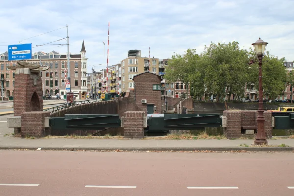 Afbeelding uit: augustus 2026. Een deel van de balustrade.