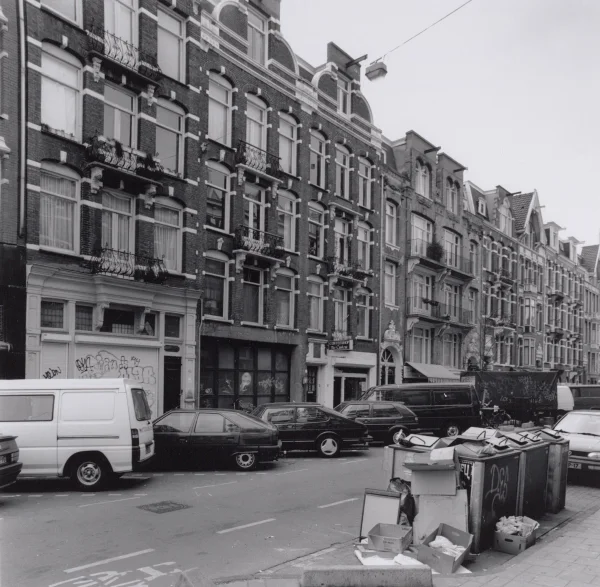 Afbeelding uit: april 1996. Eerste Helmersstraat 63-65-67 enz. (v.l.n.r.).
Bron afbeelding: Stadsarchief.