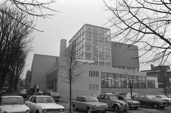 Afbeelding uit: januari 1973. De achterzijde, aan het Museumplein.